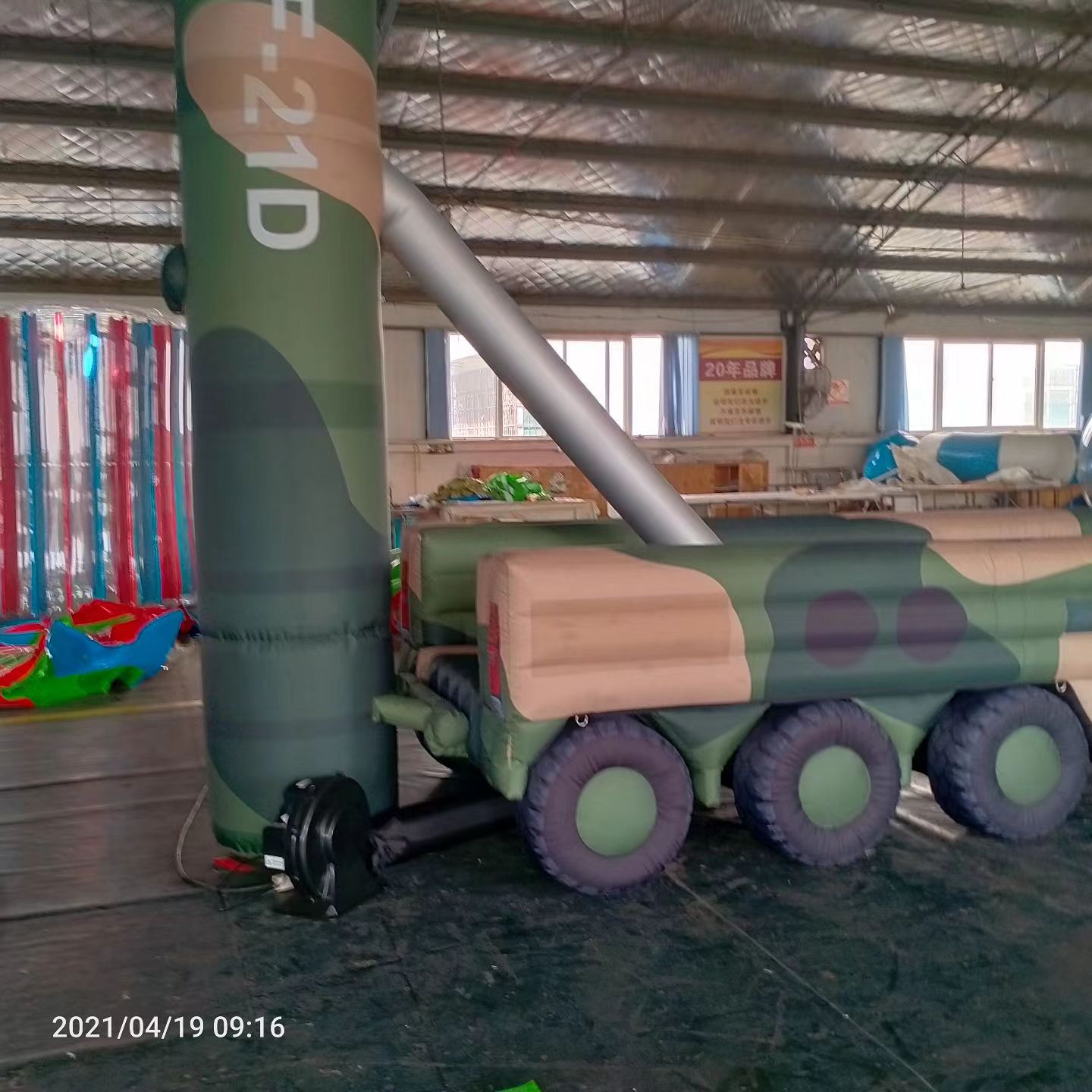 山阴军事演习中的充气目标车辆：模拟发射车雷达车坦克飞机